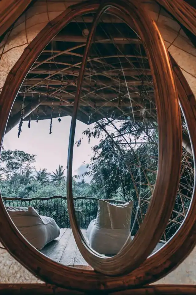 voyage indonesie hebergement bambou insolite ouverture fenêtre architecture vue sur la jungle