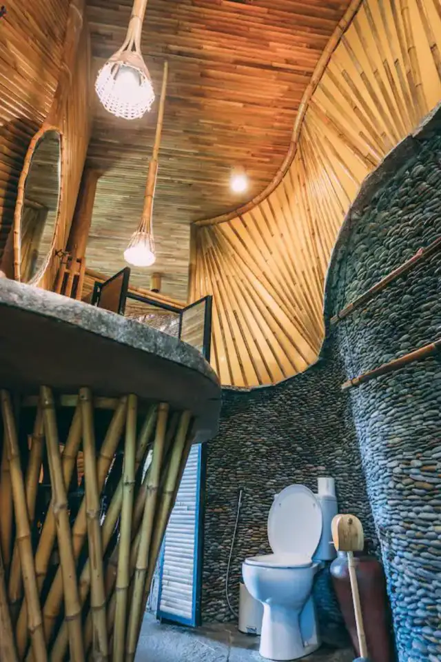 voyage indonesie hebergement bambou insolite salle de bain bois et pierre architecture biophilique