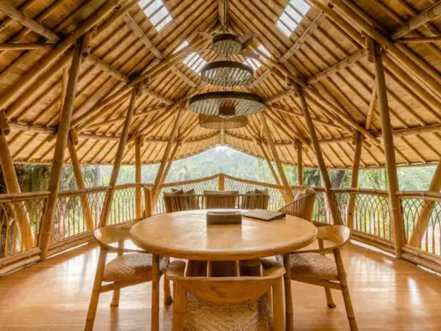 voyage indonesie maison design bambou salle ) manger repas table ronde en bois terrasse couverte