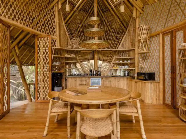 voyage indonesie maison design bambou espace ouvert cuisine salle à manger grande hauteur sous plafond