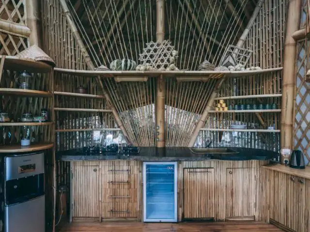 voyage indonesie maison design bambou terrasse en bois partiellement couverte cuisine grand plan de travail