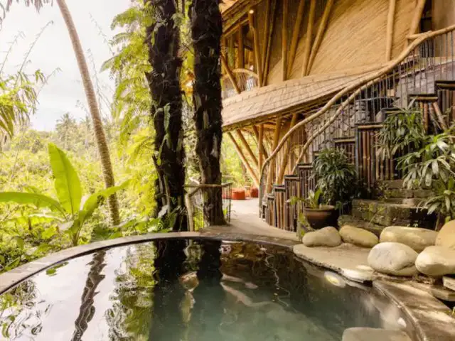 voyage indonesie maison design bambou hébergement tourisme vacances d'exception luxe piscine nature jungle
