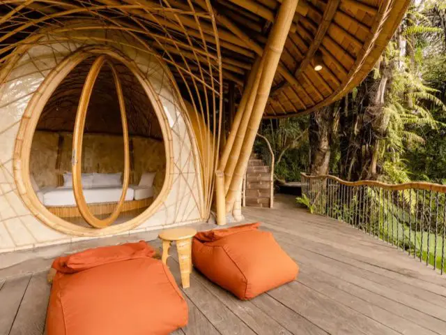 voyage indonesie maison design bambou terrasse cosy en bois avec pouf espace privatif porte vitrée architecture insolite