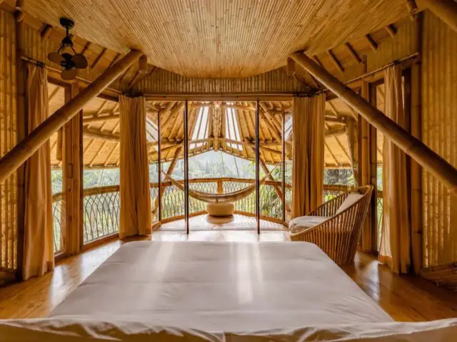 voyage indonesie maison design bambou chambre avec vue sur la nature balcon privé avec Hamac