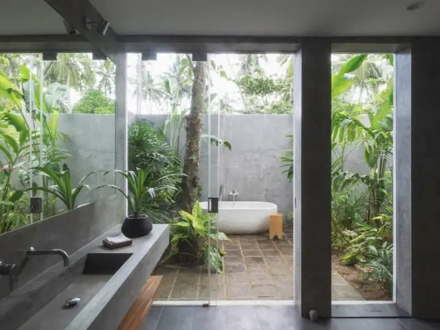 voyage sri lanka hebergement dexception salle de bain extérieure intérieure baignoire patio décor en béton ciré
