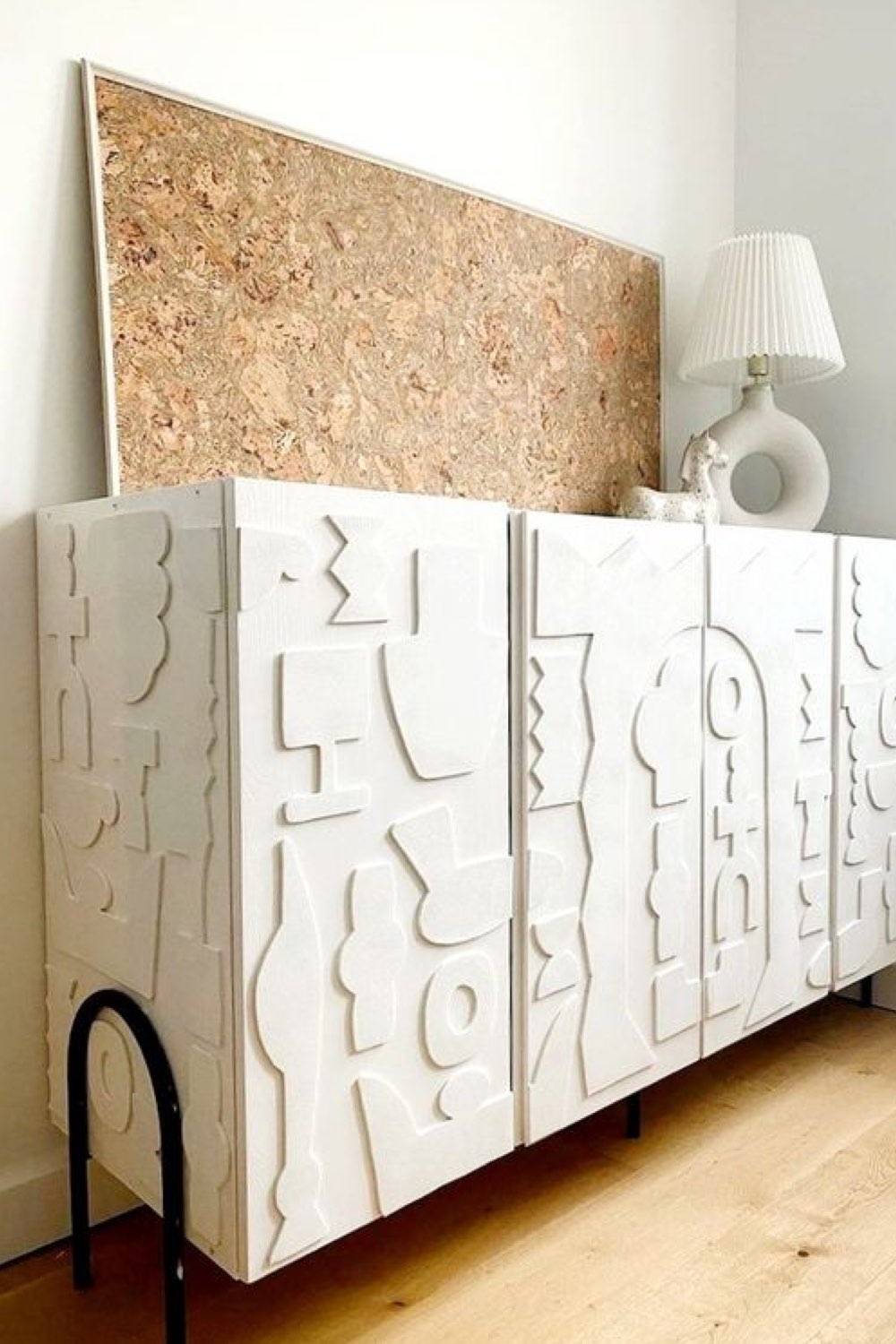 Ikea hack design chic relooking meuble peinture formes abstraites en MDF collées facile à faire élégant