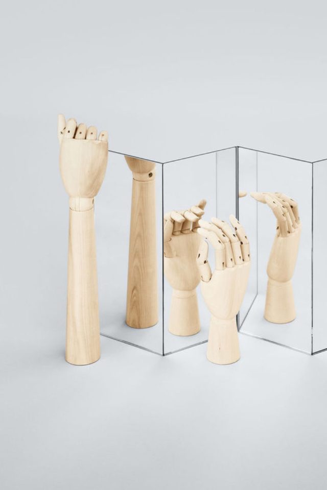 accessoire deco design salon pas cher Décoration Wooden Hand Large bois naturel / H 22 cm - Hay