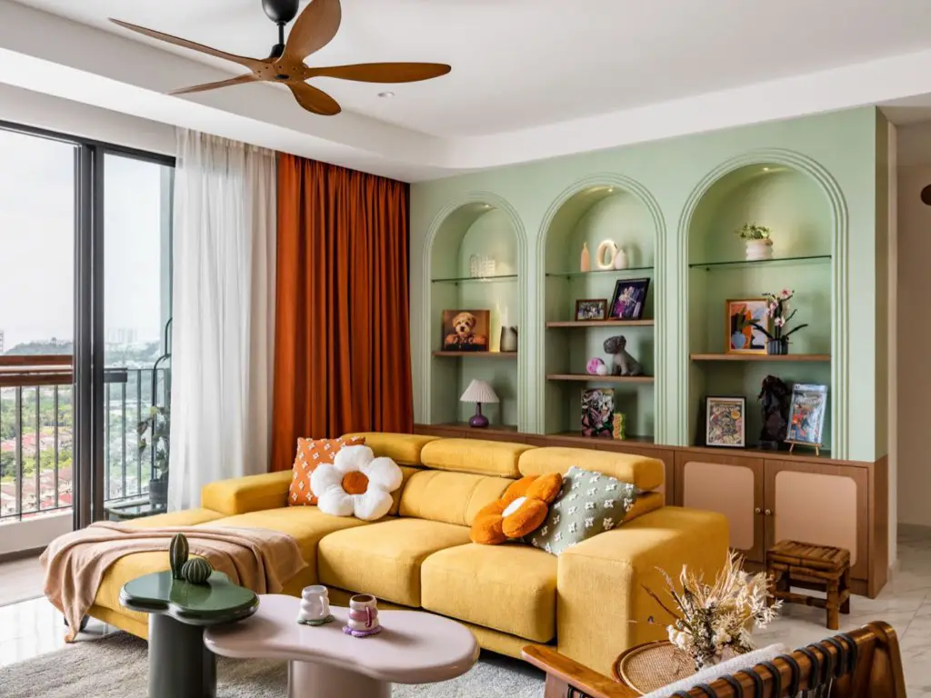 appartement moderne chic colore salon séjour canapé jaune cosy d'angle meuble niche sur mesure arche vert d'eau coussin éclectique rideau orange
