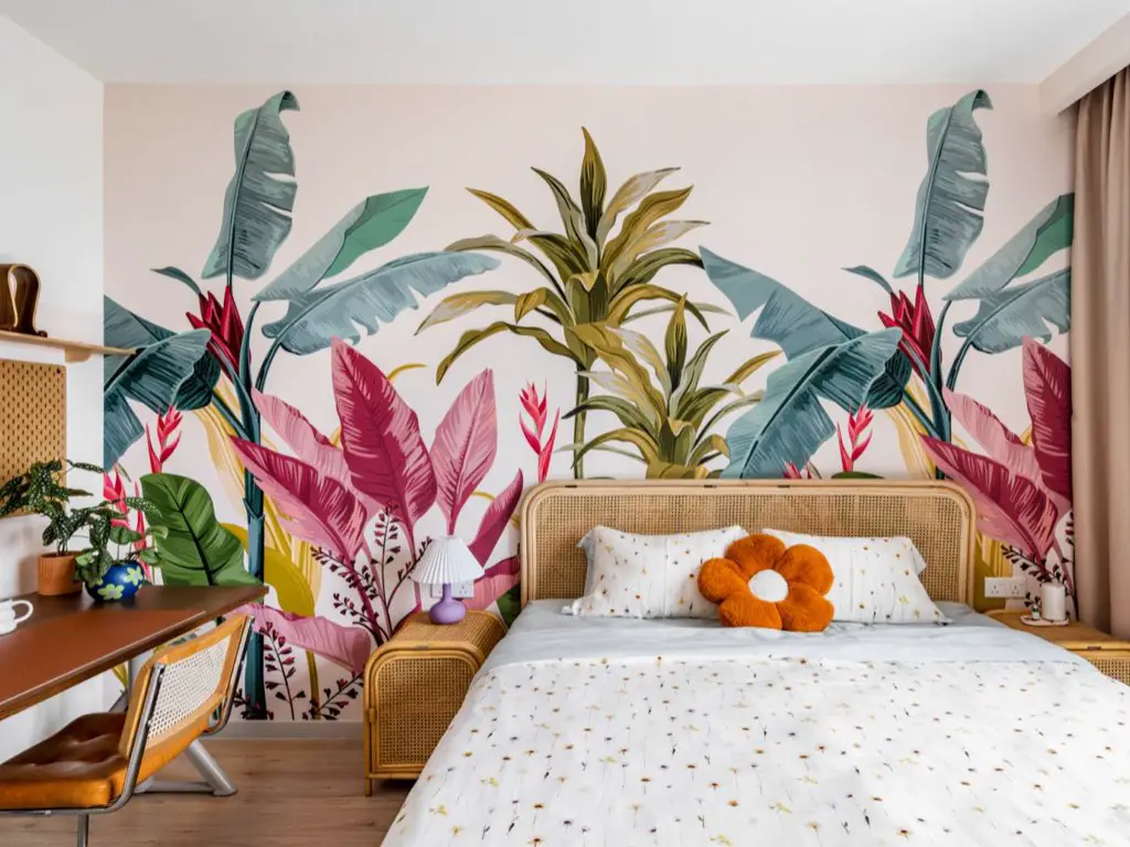 appartement moderne chic colore chambre à coucher adulte mur accent contre tête de lit papier peint panoramique tropical