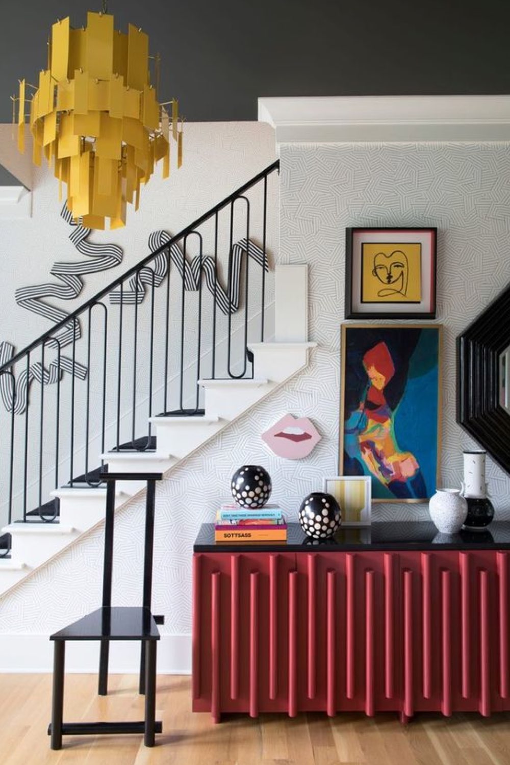 caracteristique decoration modern design entrée escaliers ouverts buffet relief texture couleur plafond peinture luminaire jaune original et chic