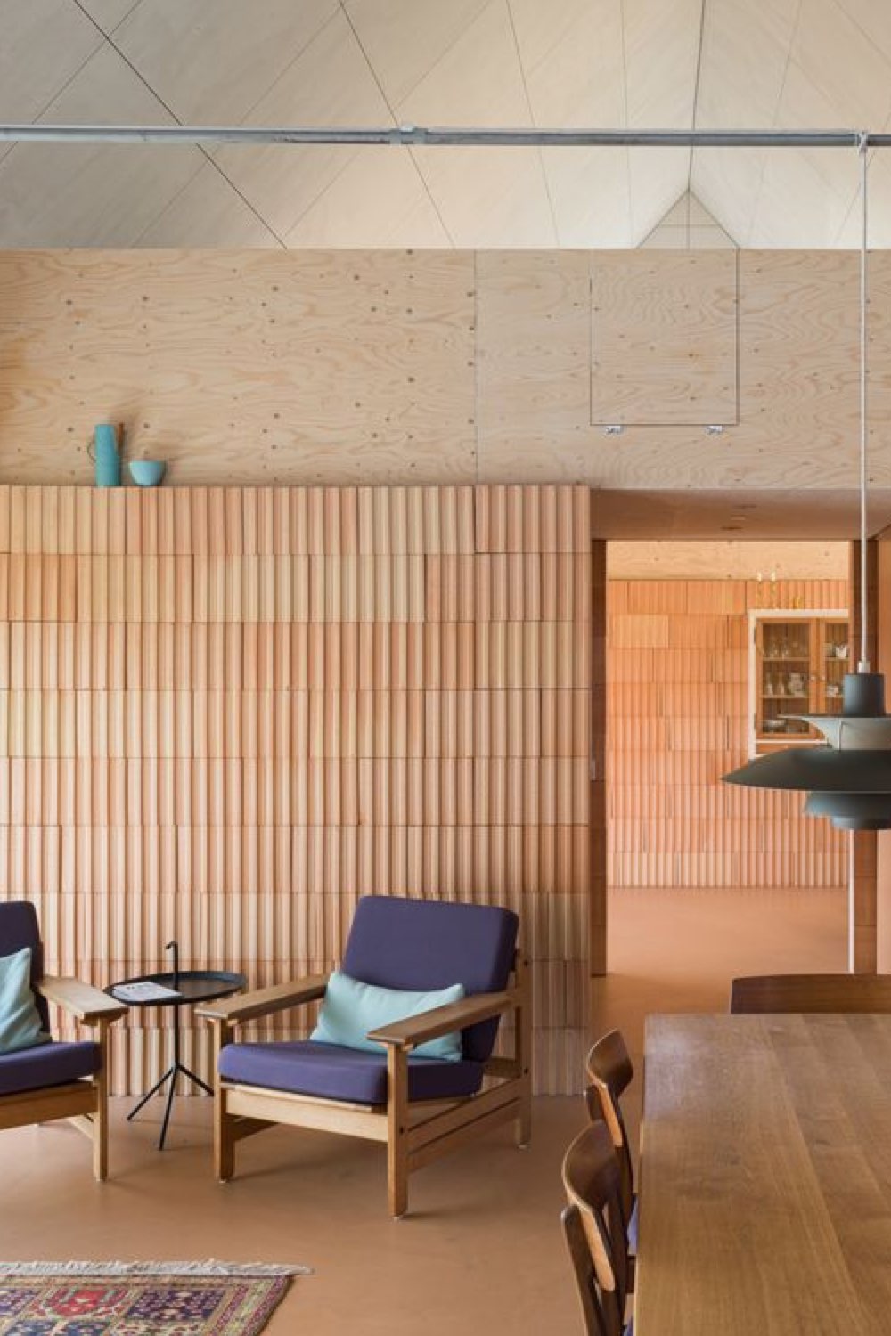 caracteristique decoration modern design salon salle à manger esprit vintage mur en bois texturé fauteuil rétro bleu