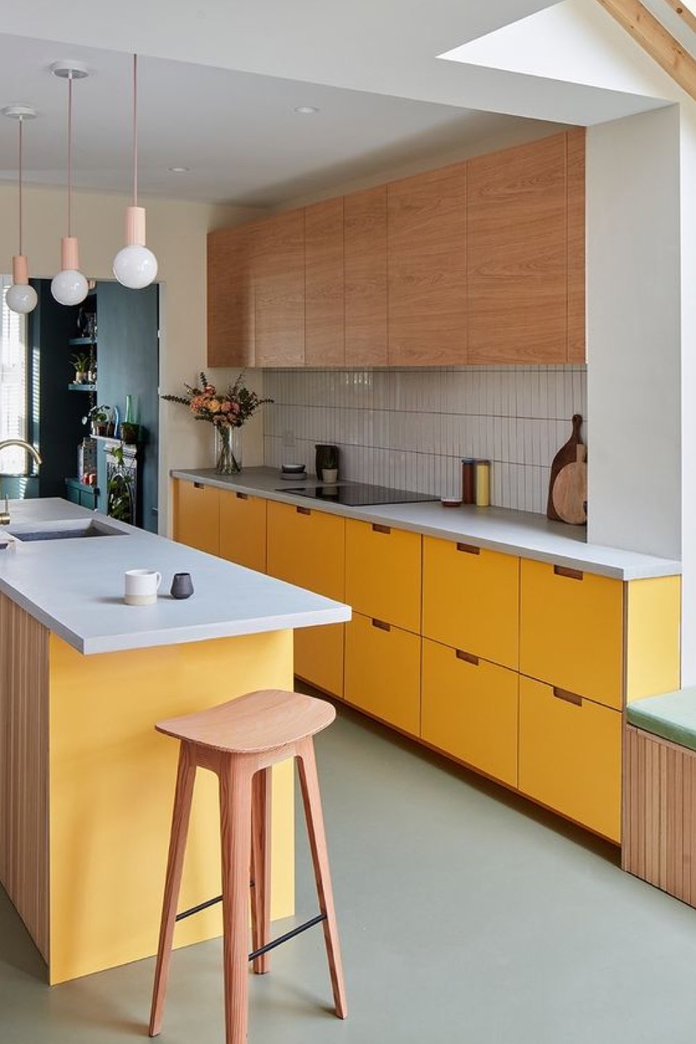caracteristique decoration modern design cuisine en linéaire meuble bas couleur jaune meuble muraux bois îlot central crédence carrelage blanc
