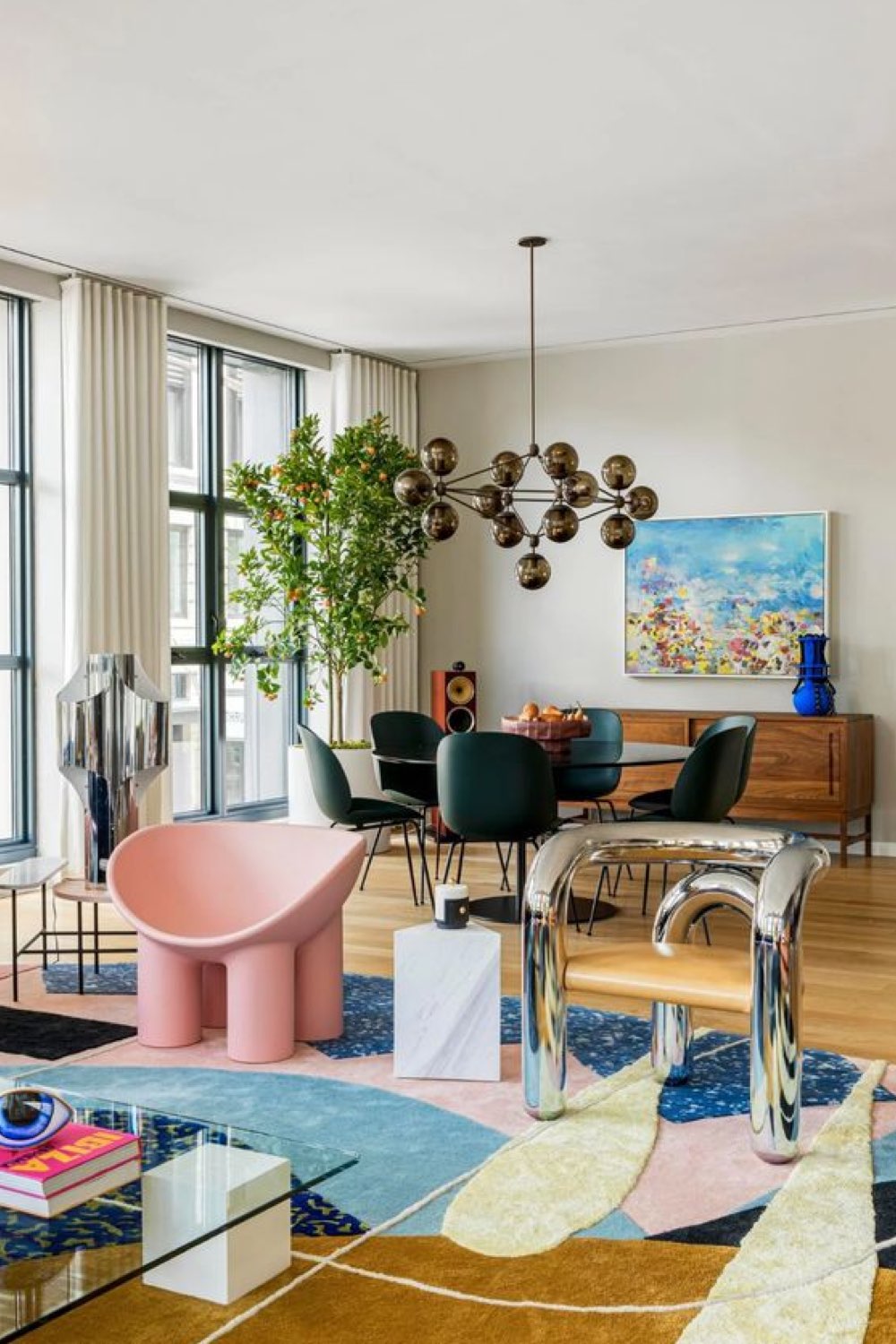 caracteristique decoration modern design appartement chic et élégant salon salle à manger mobilier vintage coloré grande suspension rétro