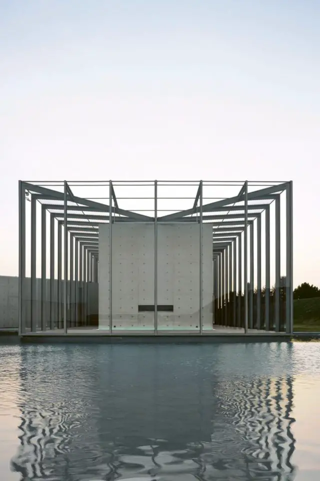 caracteristique definition architecture minimaliste bâtiment volume structure métal béton reflet sur l'eau découpage