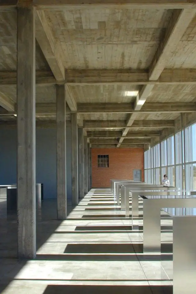 caracteristique definition architecture minimaliste intérieur béton succession perspective point de fuite vitre extérieur
