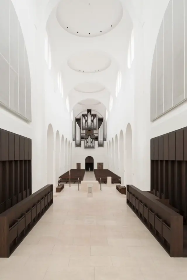 caracteristique definition architecture minimaliste intérieur église blanche bois sombre arche lumière chic épuré