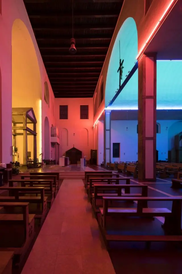 caracteristique definition architecture minimaliste église couleur jeux de volumes et d'espaces
