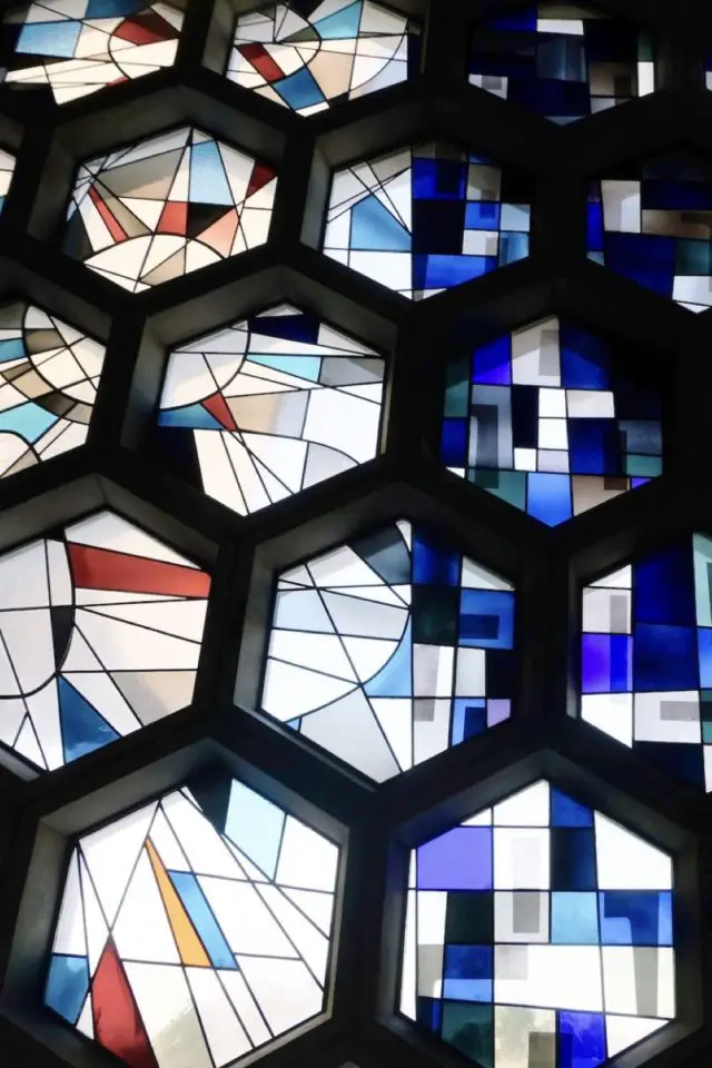 caracteristique definition architecture minimaliste vitraux église brutalisme découpage alvéole géométrie