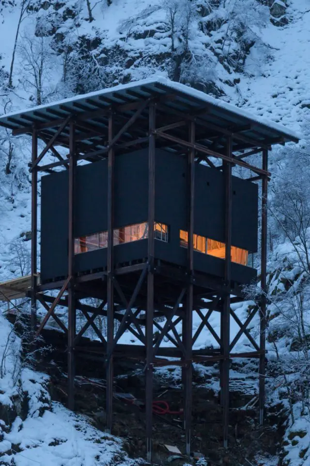 caracteristique definition architecture minimaliste cabane sur pilotis nature forêt cube en bois fenêtre jeux de volumes