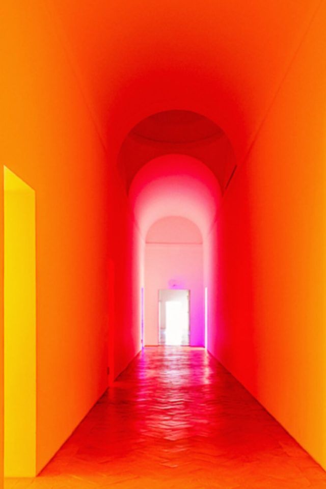 caracteristique definition architecture minimaliste néon tuble fluorescent couleur mise en avant des volumes perspectives arches