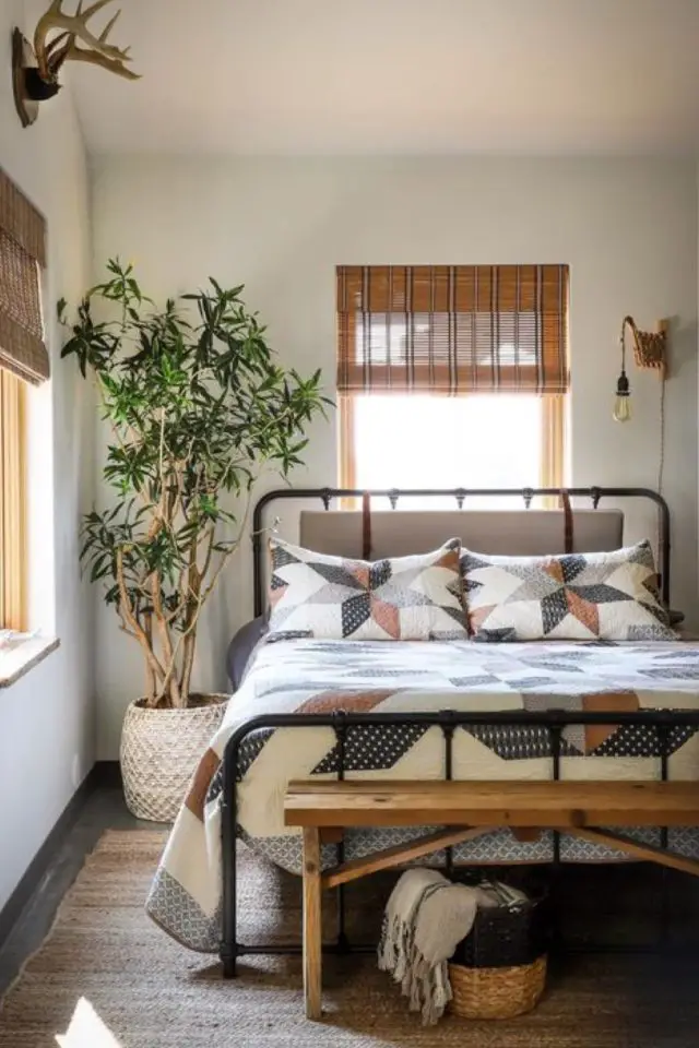 chambre a coucher cocooning moderne lit en métal parure géométrique couleur store en bambou banc en bois boit de lit