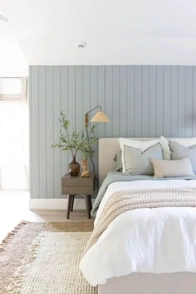 chambre a coucher cocooning moderne revêtement mural bois lambris peint bleu ciel ambiance douce bord de mer