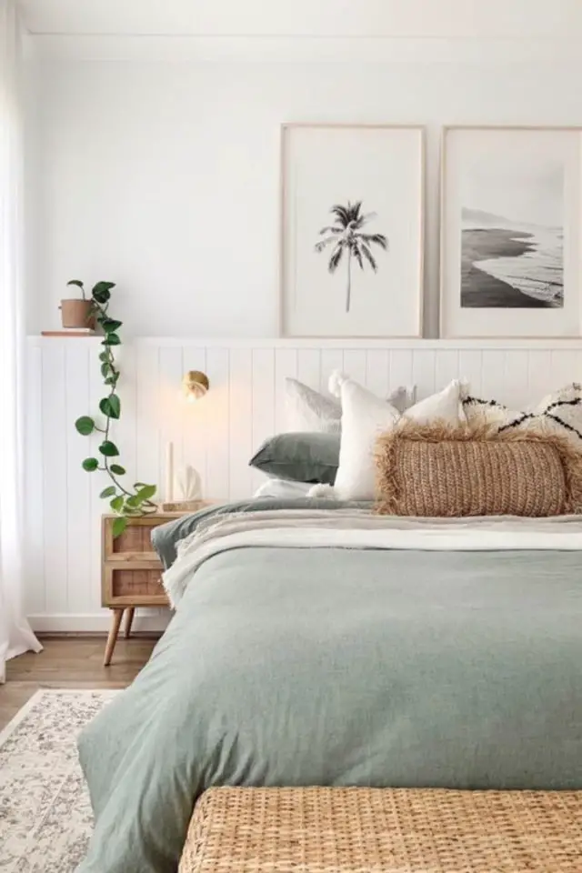 chambre a coucher cocooning moderne blanche et bois avec une touche de bleu douceur bien-être tendance