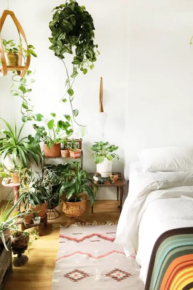 chambre a coucher cocooning moderne plantes vertes intérieures esprit bohème tais descente de lit touche de couleur
