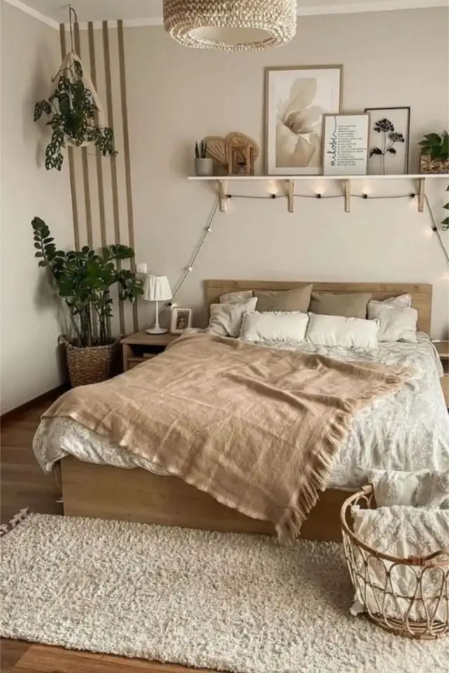chambre a coucher cocooning moderne style slow living couleur neutres beige étagère tasseaux lattes de bois tendance