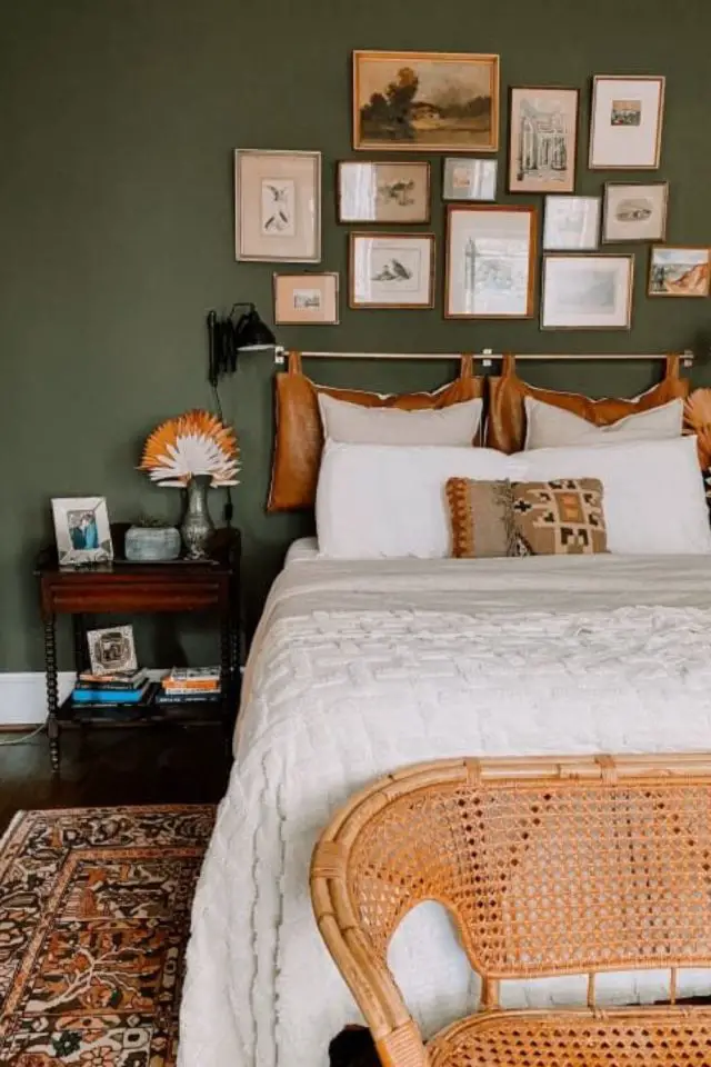 chambre a coucher cocooning moderne mur accent vert sapin galerie de cadre tête de lit cuir chic tapis descente de lit persan