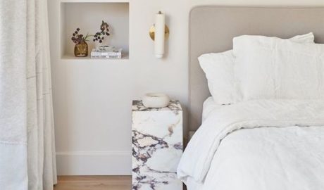 chambre adulte linge de lit style elegant sobre chic cosy tête de lit grise en tissus housse de couette et taie d'oreiller blanc table de chevet marbre
