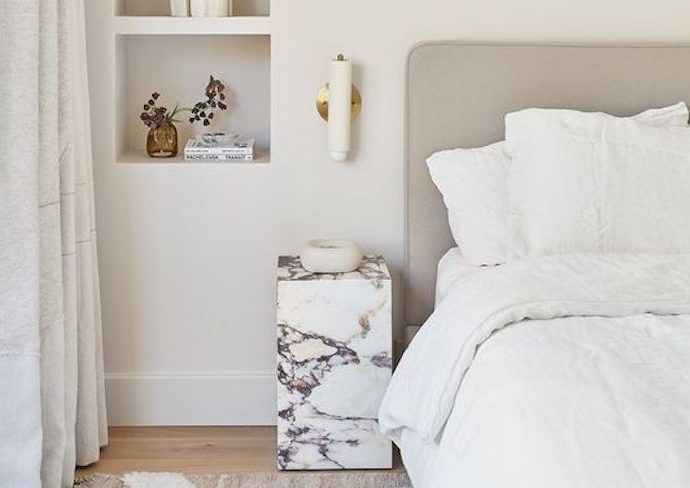 chambre adulte linge de lit style elegant sobre chic cosy tête de lit grise en tissus housse de couette et taie d'oreiller blanc table de chevet marbre