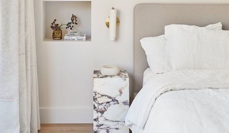chambre adulte linge de lit style elegant sobre chic cosy tête de lit grise en tissus housse de couette et taie d'oreiller blanc table de chevet marbre
