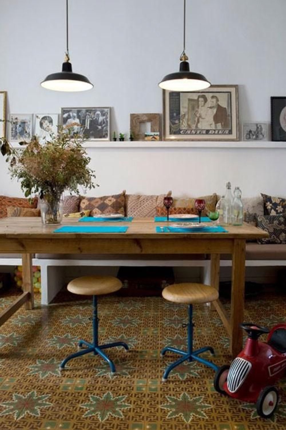 comment reussir deco salle a manger bohème voyage Maghreb banquette coussin étagères avec vieille photo de famille table en bois tabouret industriel 