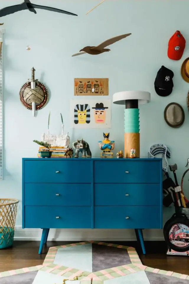 deco touche couleur relooking meuble enfilade peinture bleue mur pastel bonne humeur objet décoratifs éclectique
