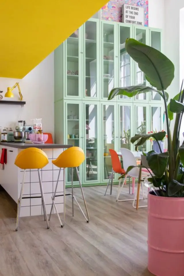 deco touche couleur relooking meuble grande vitrine vert céladon espace ouvert cuisine salle à manger moderne