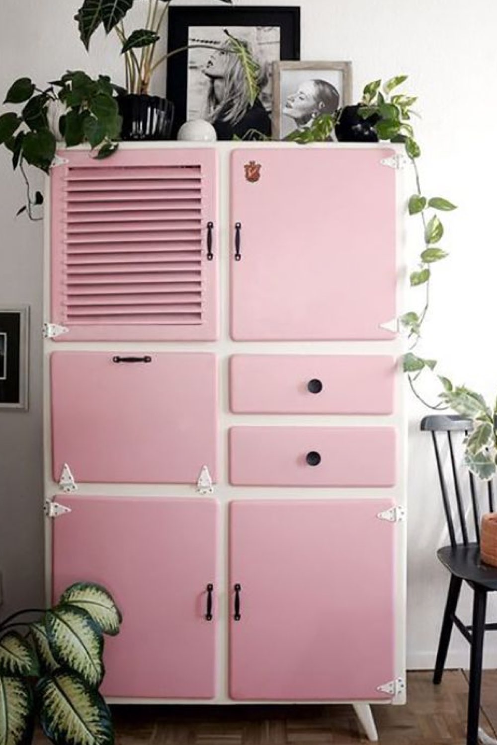 deco touche couleur relooking meuble récup' ancien vintage rangement peinture rose et blanc plantes vertes fraîcheur