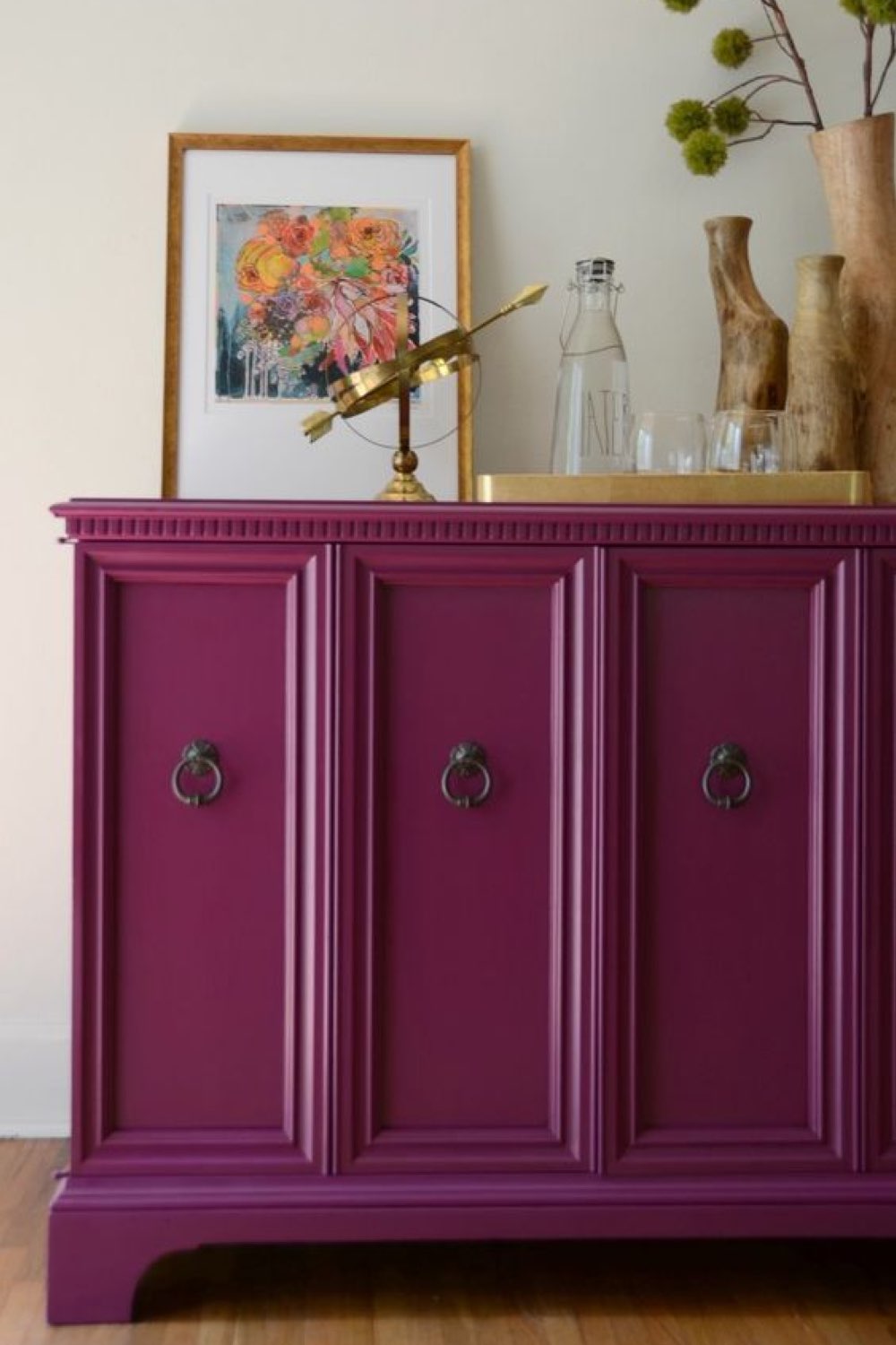 deco touche couleur relooking meuble salon séjour chic et élégant peinture buffet couleur prune teinte sourde sombre