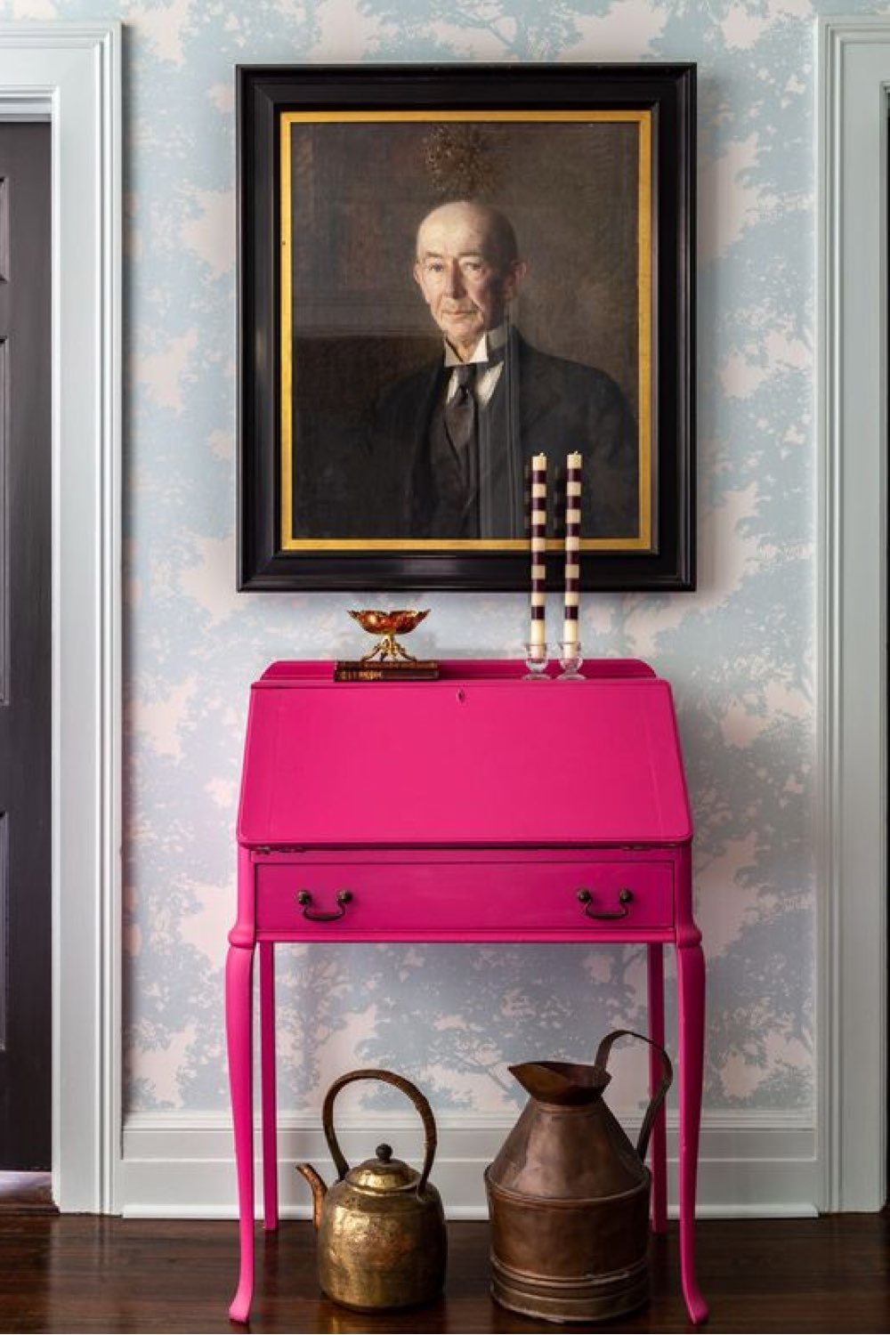 deco touche couleur relooking meuble original secrétaire peinture rose fluo inattendu portrait ancien éclectique