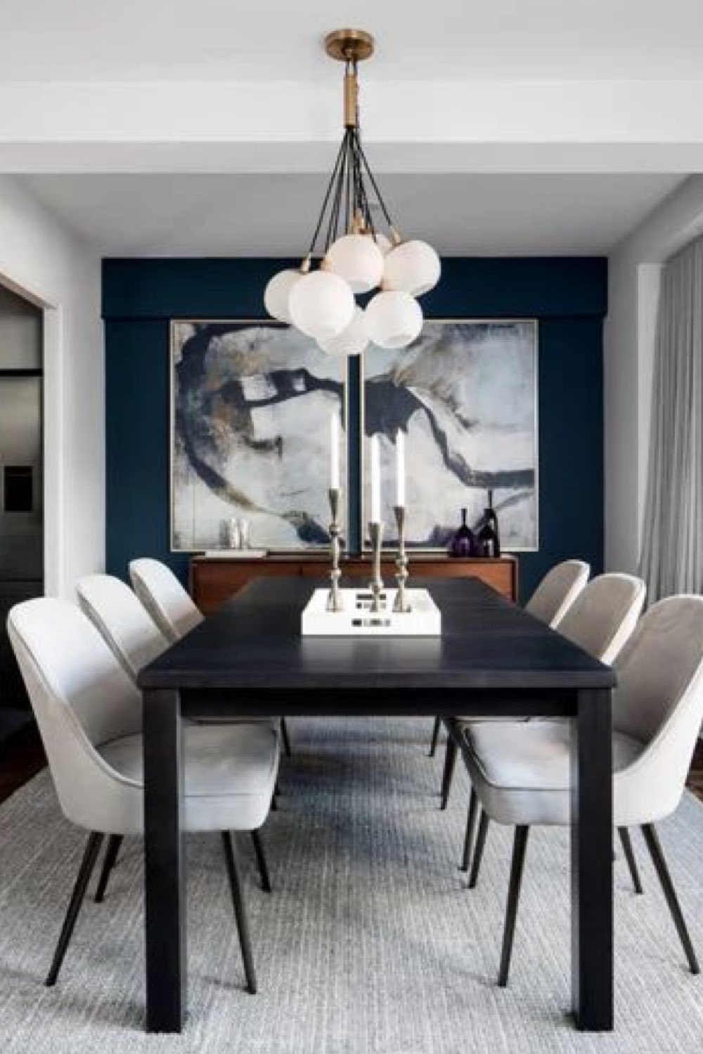 decor salle a manger couleur gris exemple mur accent sombre table noire fauteuil en tissus gris clair chic et moderne