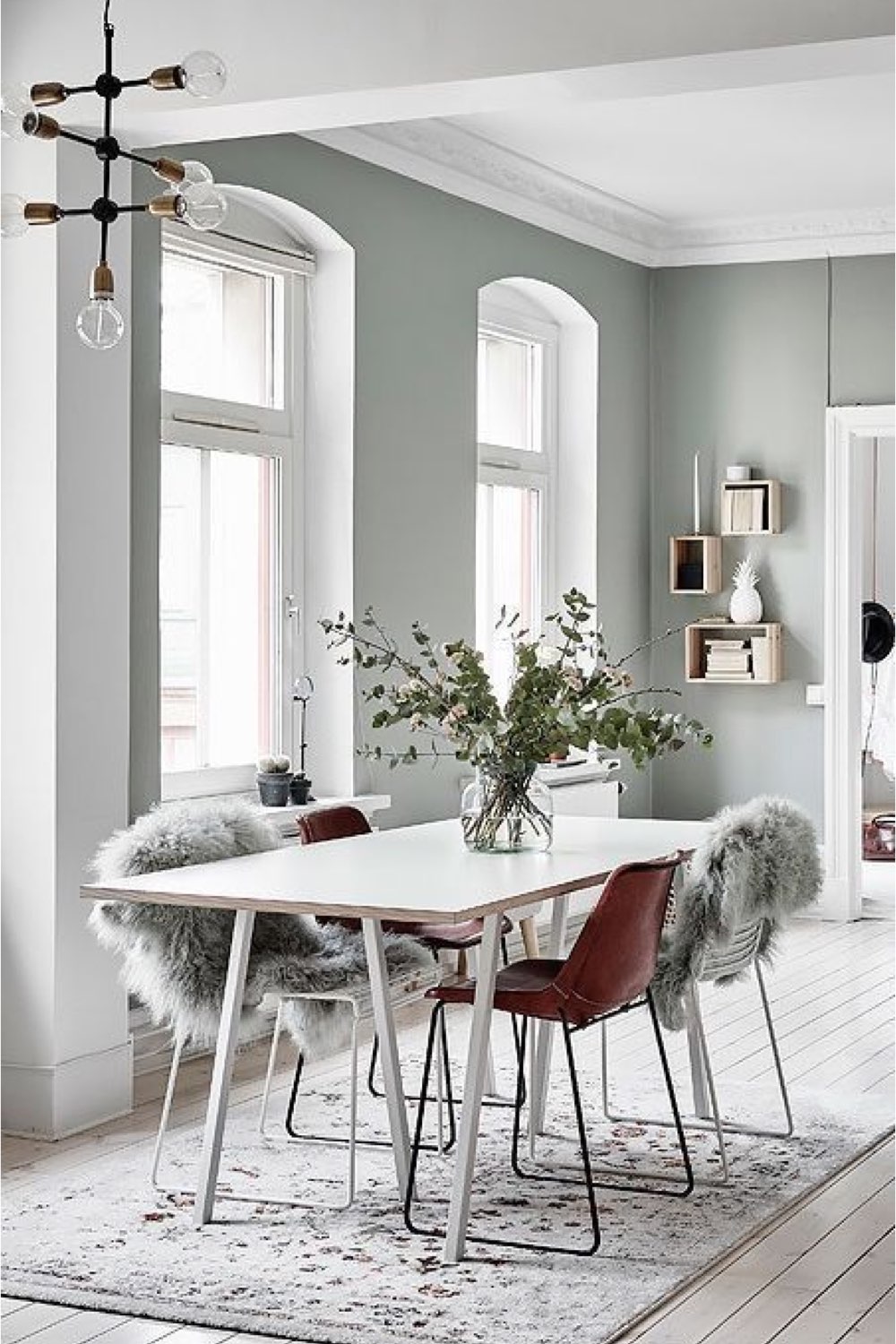 decor salle a manger couleur gris exemple 7 teinte très claire espace lumineux grand tapis table blanche scandinave nordique