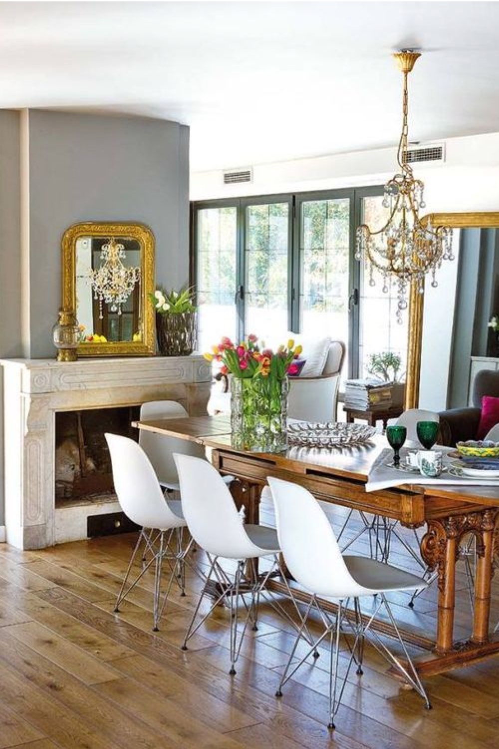 decor salle a manger couleur gris exemple cheminée blanche table en bois chaises vintage eames