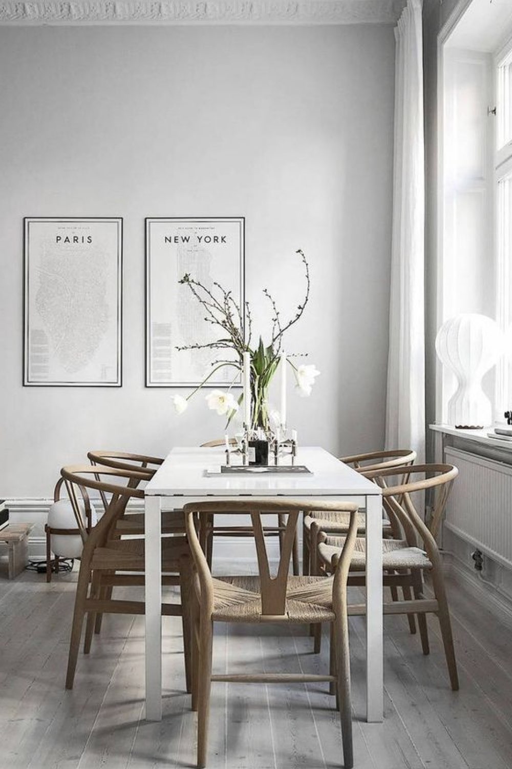 decor salle a manger couleur gris exemple nuance de peinture proche du blanc table scandinave familiale chaises rétro en bois
