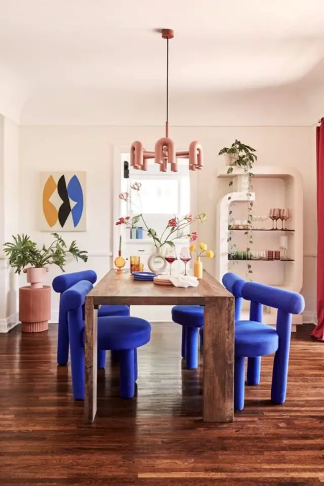 decor vintage moderne exemple salle à manger blanche table en bois chaise bleue design