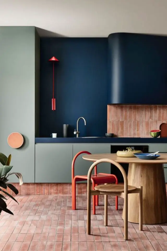 decor vintage moderne exemple cuisine hotte arrondie color bloc chic chaise table design