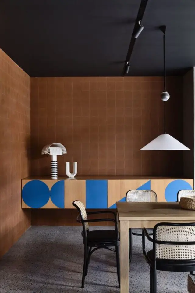 decor vintage moderne exemple salle à manger élégante mur en bois grand meuble enfilade clair avec motif bleu design