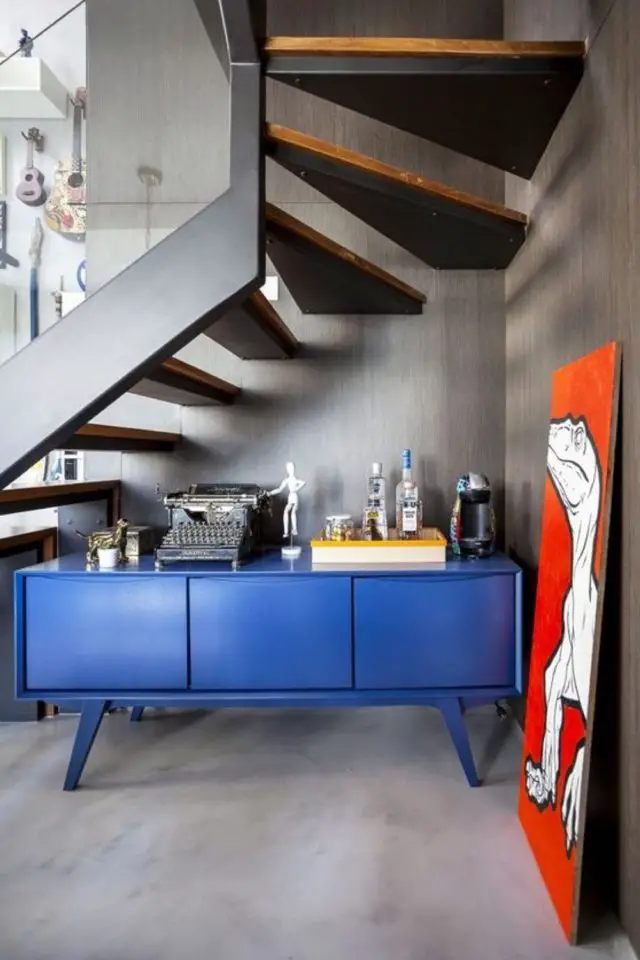 decor vintage moderne exemple dessous d'escalier enfilade bleue électrique tableau rouge et blanc original