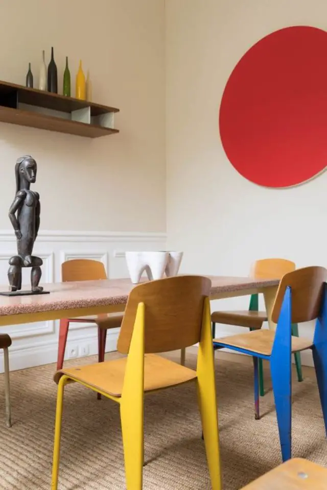 decor vintage moderne exemple salle à manger chaise piètement coloré couleur primaire jaune bleu