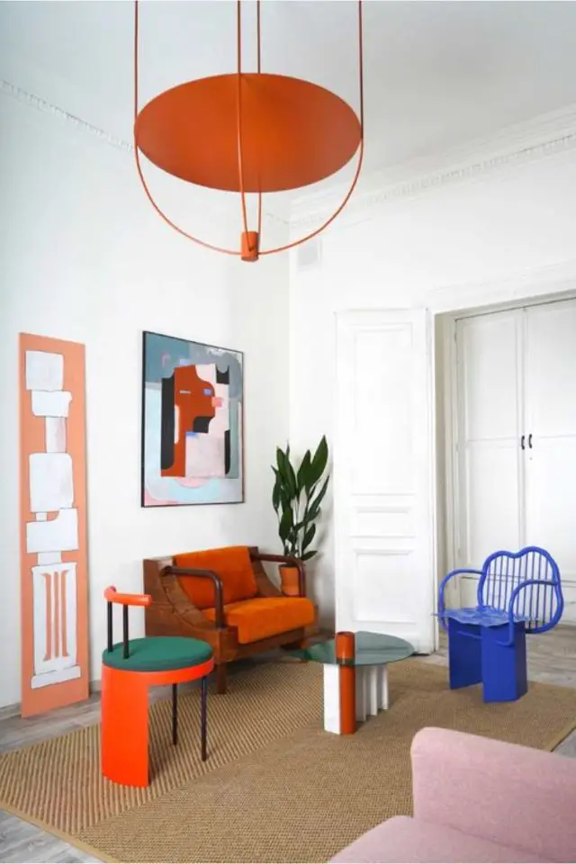 decor vintage moderne exemple petit salon blanc appartement mobilier design coloré rouge bleu chic