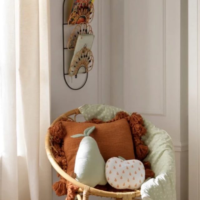 decoration chambre enfant style nature pas cher Coussin déco pomme 23x25cm en Coton Blanc